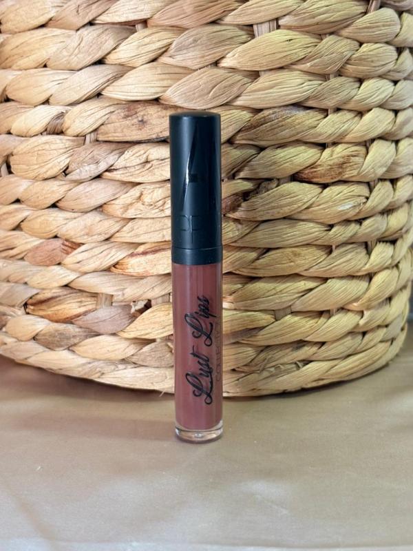 LABIAL AMUSE LUST LIPS