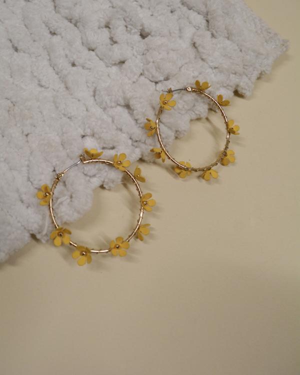 ARETES FLORCITAS AMARILLAS