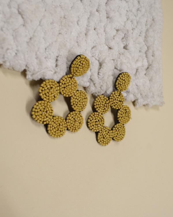 ARETES FLOR MOSTAZA
