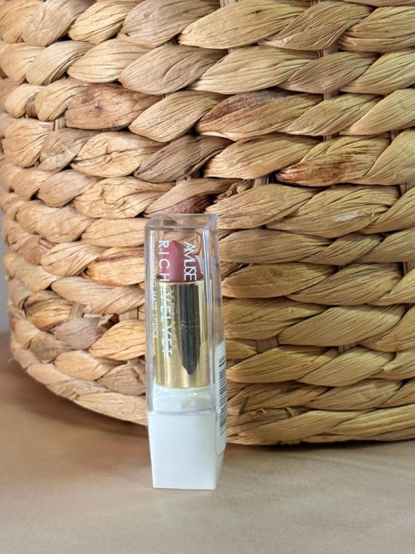 LABIAL ENA MATE AMUSE