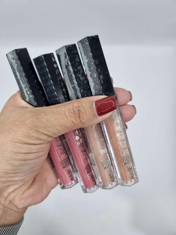 LABIAL MATE AMUSE