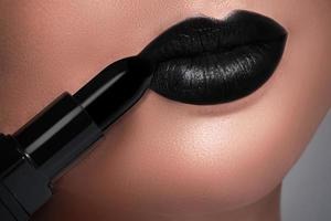 PINTURA DE LABIOS NEGRO